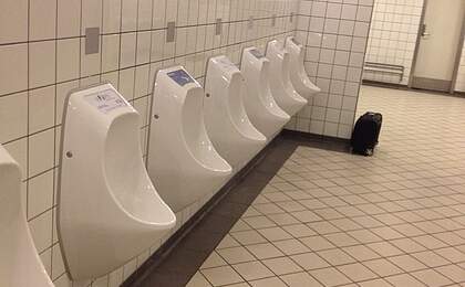 Aeroporto de Copenhague com mictórios sem água