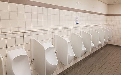 Urinarios universitarios y sin agua