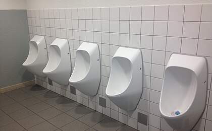 Escuela con urinarios sin agua