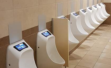[Übersetzen nach: Français] Waterless urinals at shopping center Tesco