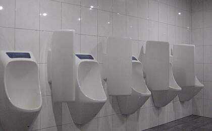 Wasserlose Urinale in einem Kino